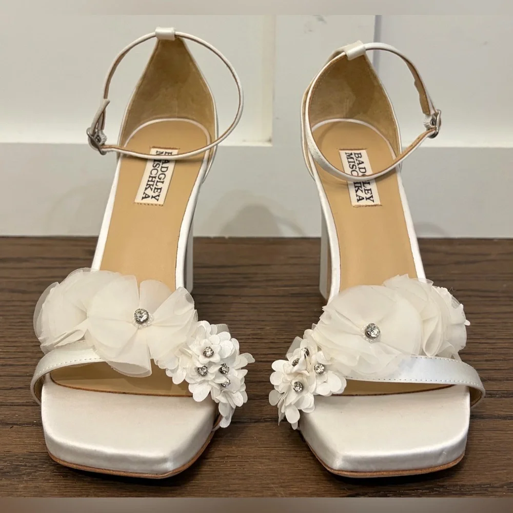Badgley Mischka White Joanna Ankle Strap Sandal NWOB Size 8.5 - Picture 3 of 10